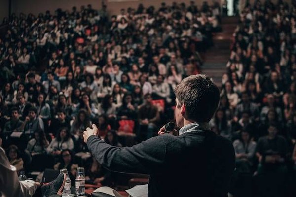 Les astuces pour mieux négocier et convaincre grâce à l'art oratoire