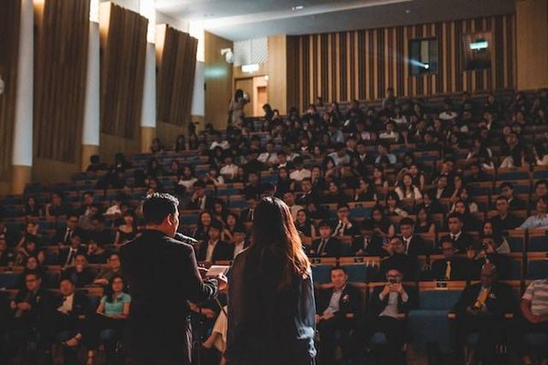 Les qualités essentielles pour devenir un leader orateur