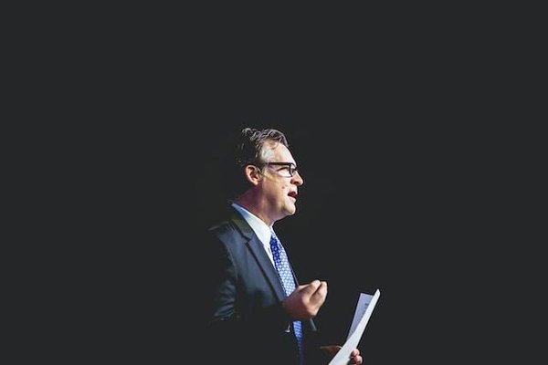Réussir à Pitcher son Projet Entrepreneurial Grâce à l'Éloquence